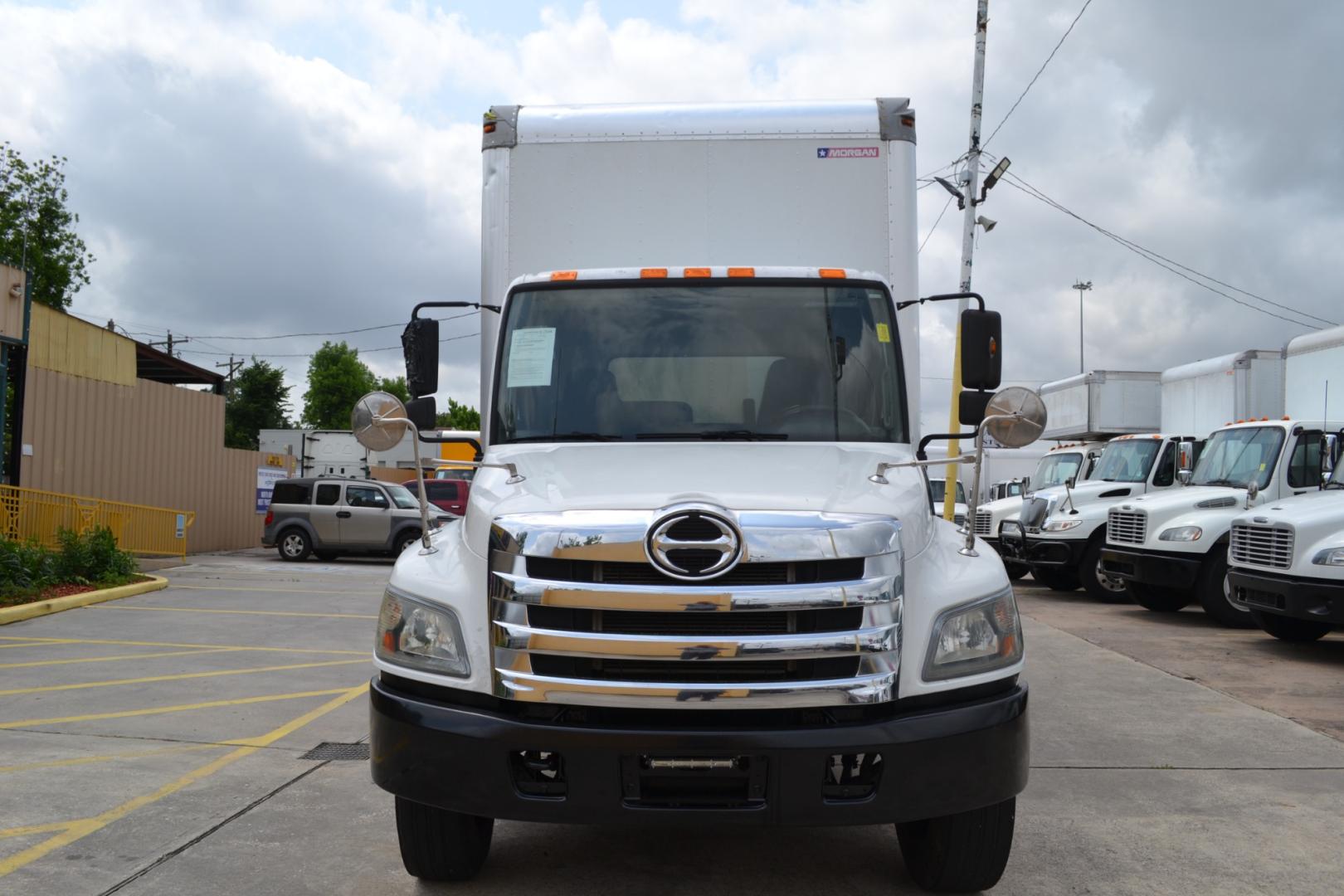 2016 WHITE /BLACK HINO 268 with an JO8E-VC 7.7L 220HP engine, ALLISON 2500RDS AUTOMATIC transmission, located at 9172 North Fwy, Houston, TX, 77037, (713) 910-6868, 29.887470, -95.411903 - 25,950LB GVWR NON CDL, MORGAN 26FT BOX, 109" X102", MAXON 3,300LB CAPACITY STEEL LIFT GATE, DUAL 50 GALLON FUEL TANKS, POWER WINDOWS, LOCKS, & MIRROS - Photo#1